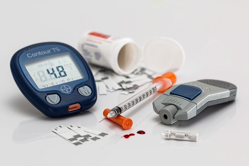 Handgerät-zur-Blutzuckermessung-bei_diabetes
