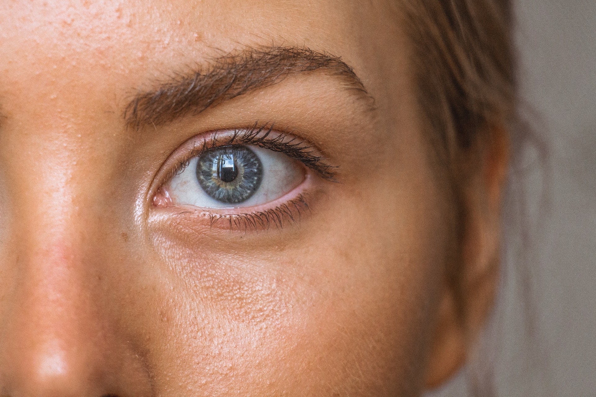 Pickel an den Augenbrauen: Ursachen und Abhilfemaßnahmen